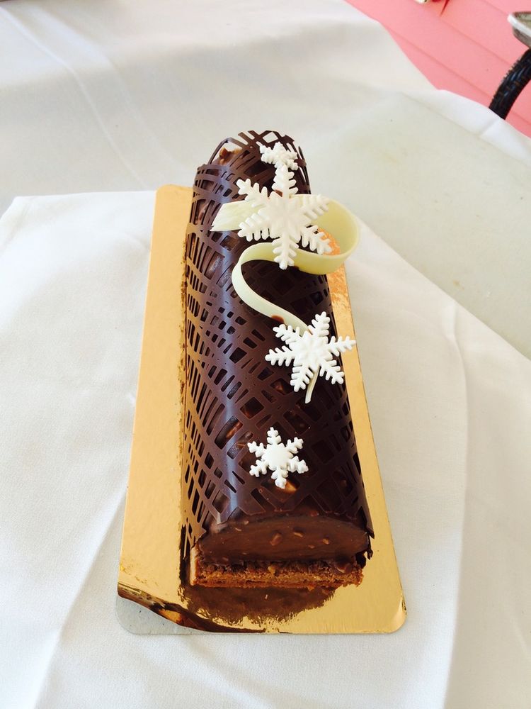 Bûche au chocolat, résille et flocons en chocolat blanc