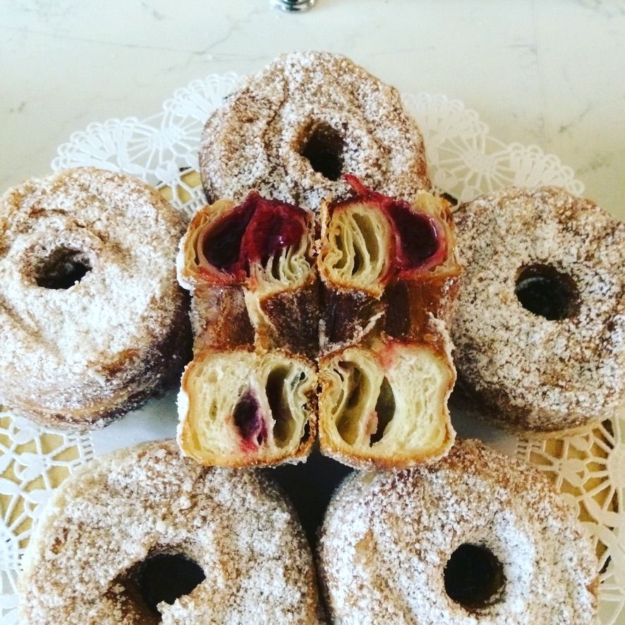 Viennoiseries feuilletées fourrées aux fruits rouges